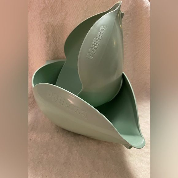 New POURfect Set of 2 Spill Poof Bowls w/Measurements inside of bowl - Picture 2 of 7